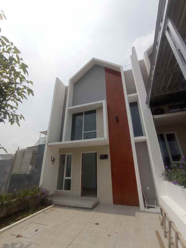 rumah 2 lantai murah model modern dalam cluster elit