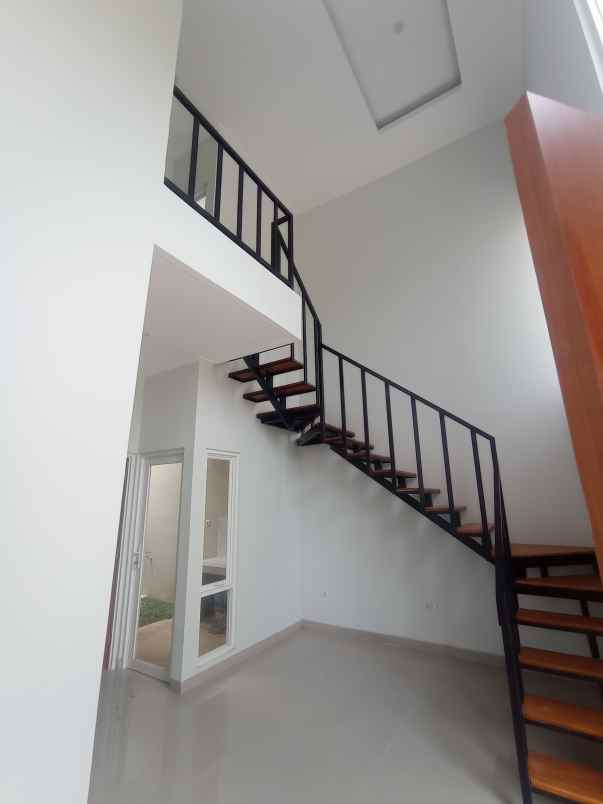 rumah 2 lantai murah model modern dalam cluster elit