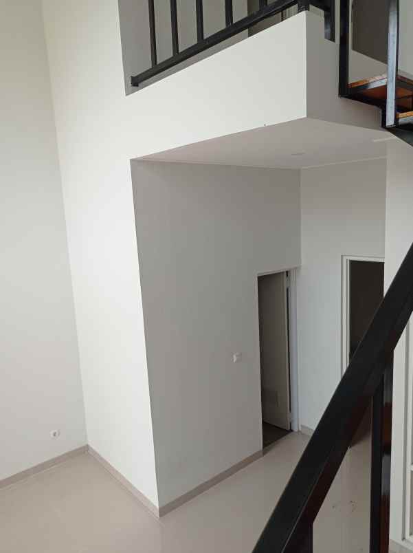 rumah 2 lantai murah model modern dalam cluster elit