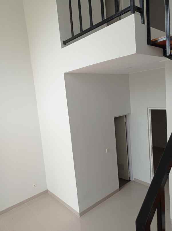 rumah 2 lantai murah model modern dalam cluster elit