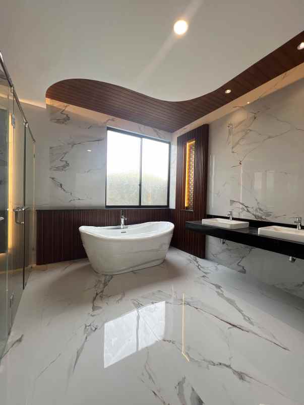 rumah 3 lantai waterfront selangkah dari cbd citraland