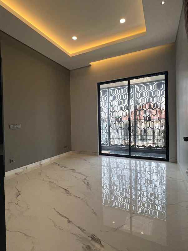 rumah 3 lantai waterfront selangkah dari cbd citraland