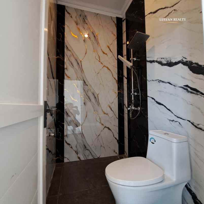 rumah american classic dekat stasiun lenteng agung