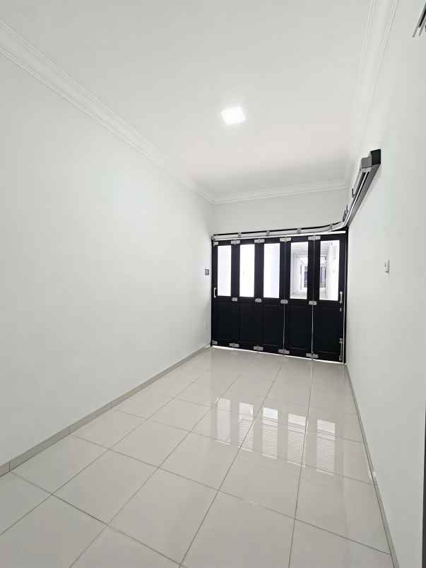 rumah baru dalam komplek di pondok bambu jaktim