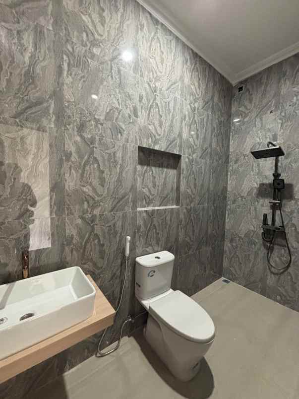 rumah baru tahap finishing di sumur batu jakpus