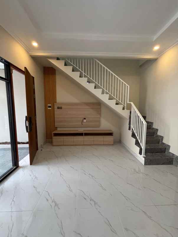 rumah baru tahap finishing di sumur batu jakpus