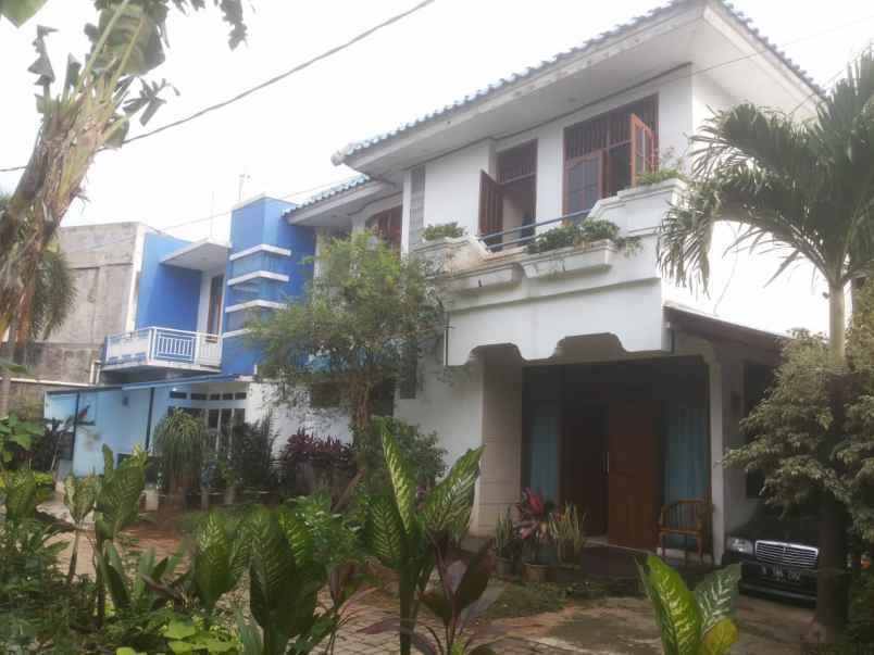 rumah besar lokasi strategis siap huni investasi