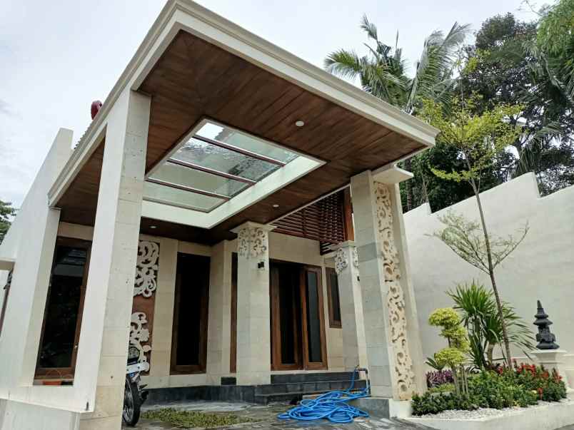 rumah cantik bonus taman cantik dan kanopi di magelang