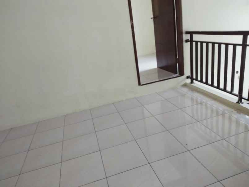 rumah cantik lokasi strategis di bintara bekasi barat