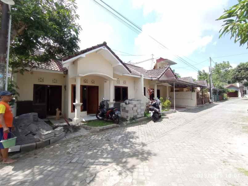 rumah dalam perumahan di pokoh wedomartani ngemplak