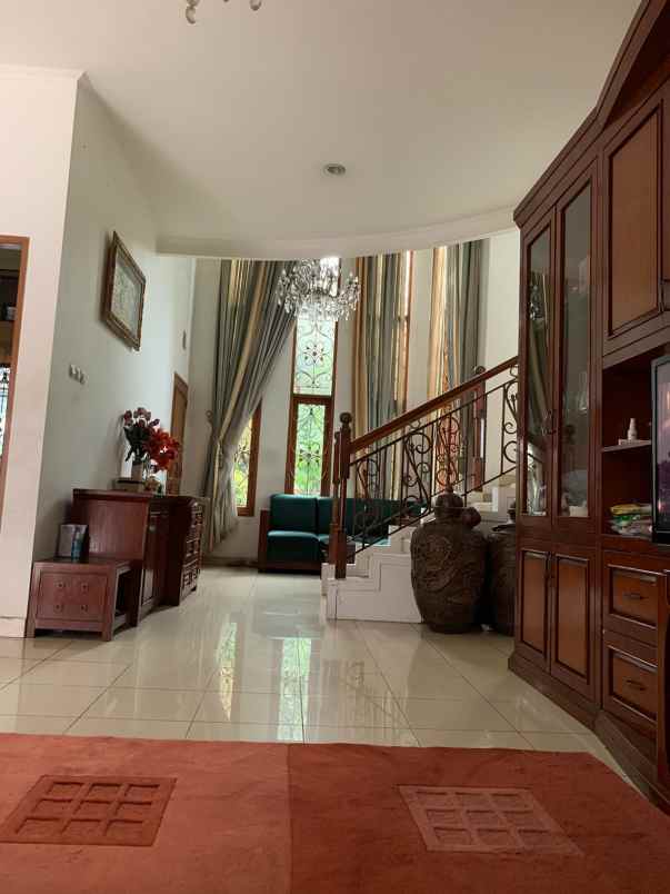 rumah dengan tanah luas di komplek premium batununggal