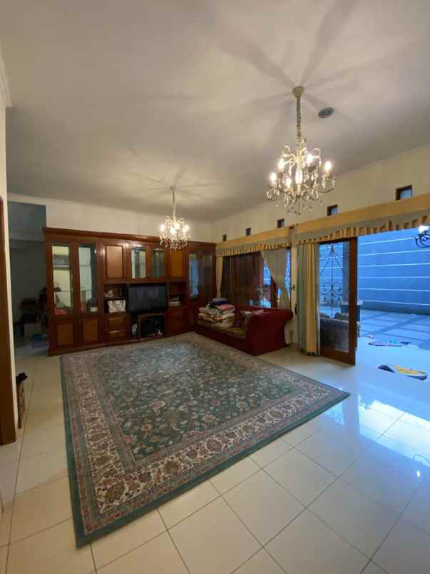 rumah dengan tanah luas di komplek premium batununggal