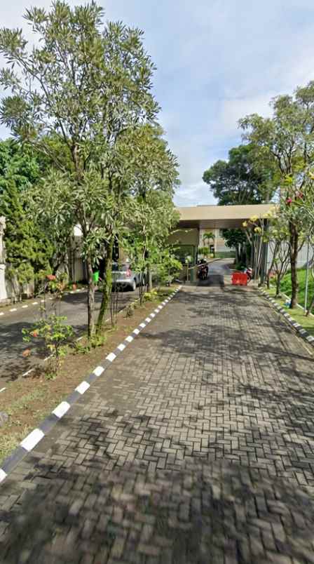 rumah dengan tanah luas di komplek premium batununggal