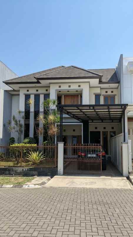 rumah dengan tanah luas di komplek premium batununggal