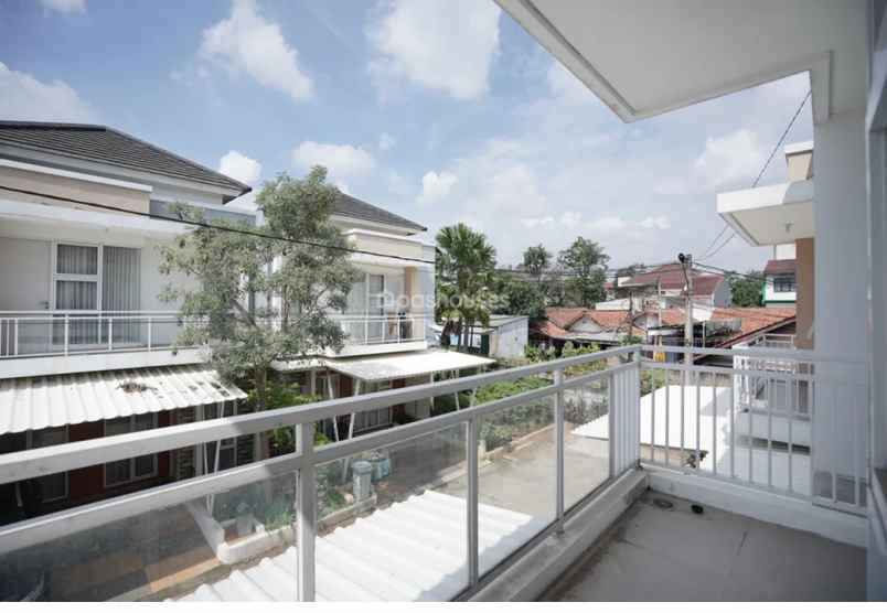 rumah full furnish dalam townhouse ekslusif di bekasi