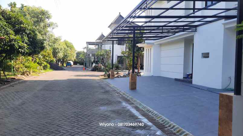 rumah jemursari carport muat 6 mobil