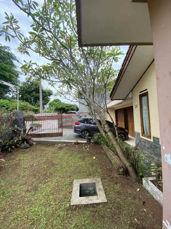 rumah lama tanah luas di cigadung dago bandung