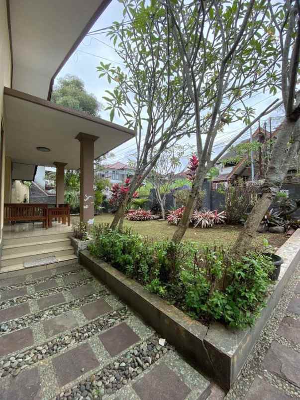 rumah lama tanah luas di cigadung dago bandung