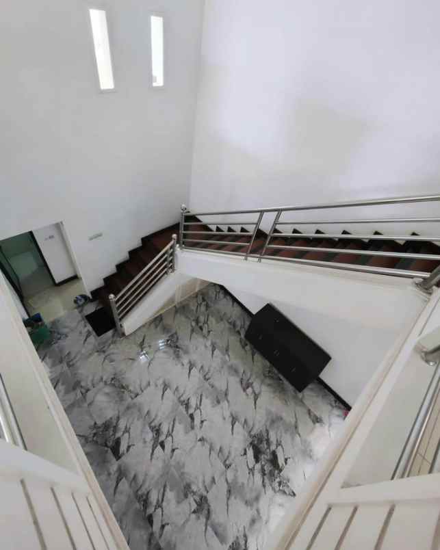 rumah lokasi berada di kawasan elit perum araya