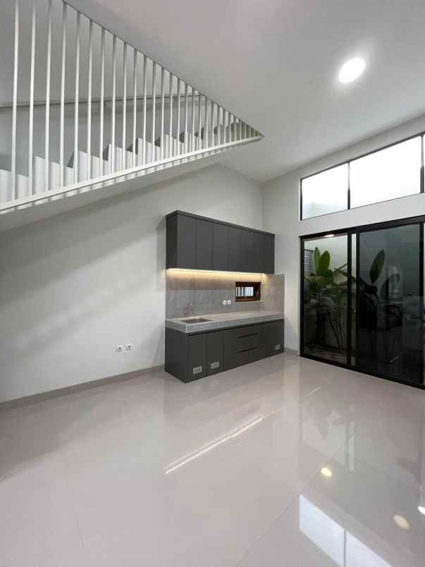 rumah mewah 2 lantai dekat kampus upn jogja