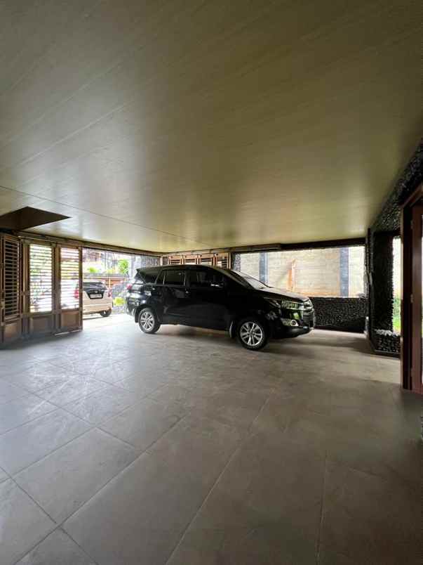 rumah mewah 3 lantai lift di pejaten harga spesial