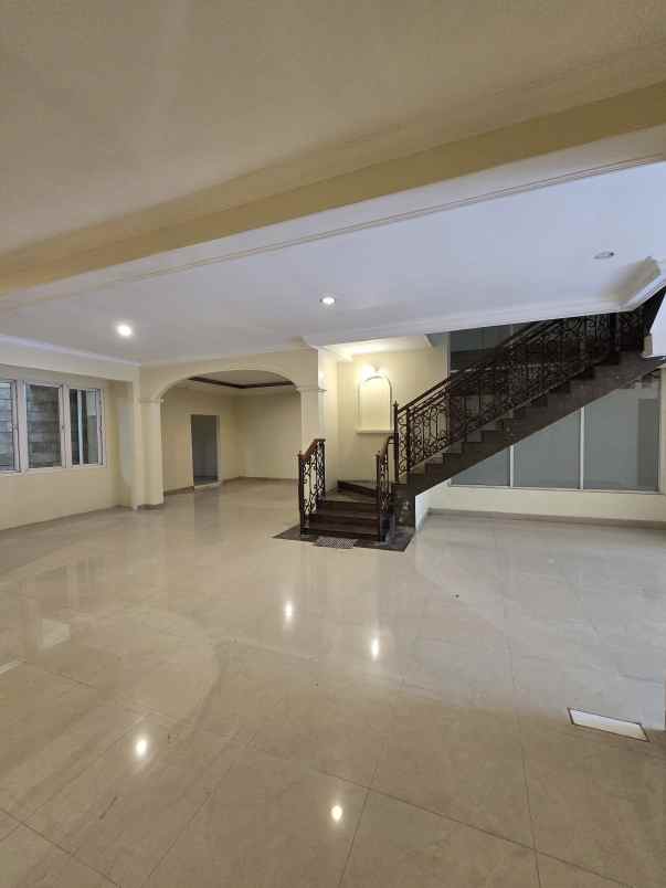 rumah mewah besar lokasi strategis di tebet jaksel