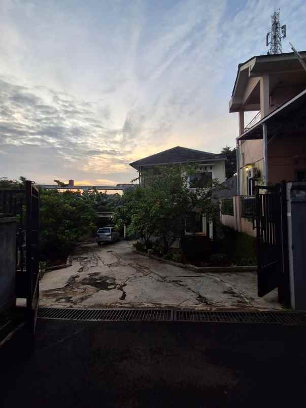 rumah mewah nempel taman kota cipayung jakarta