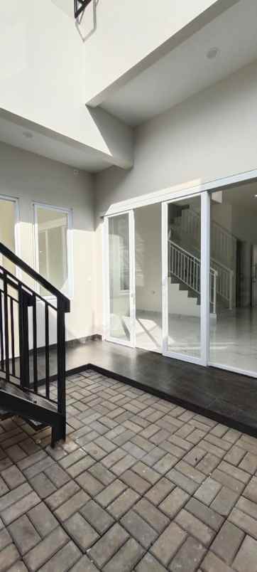 rumah minimalis modern di kencana loka bsd