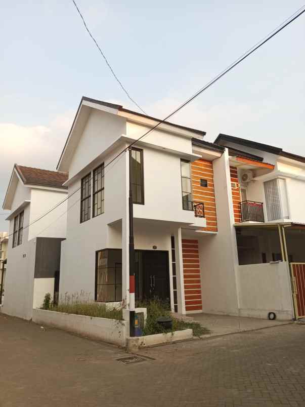 rumah minimalis modern strategis 2 lantai