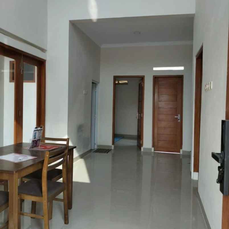 rumah modern dengan rooftop dalam perumahan di sleman