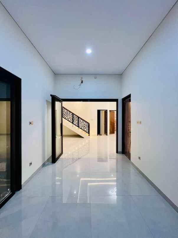 rumah modern kontemporer dalam cluster