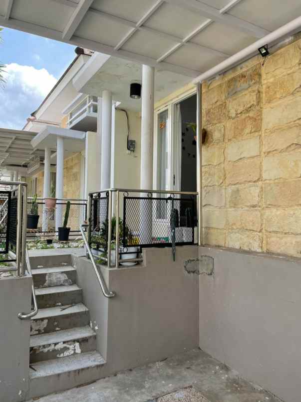 rumah modern minimalis strategis di junrejo kota batu