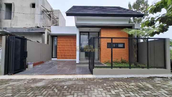 rumah modern tropis 6 menit dari pawon mbah gito