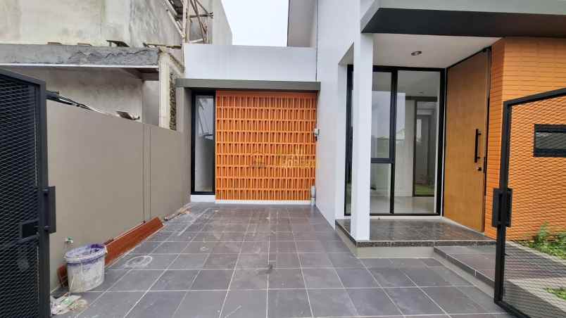 rumah modern tropis 6 menit dari pawon mbah gito