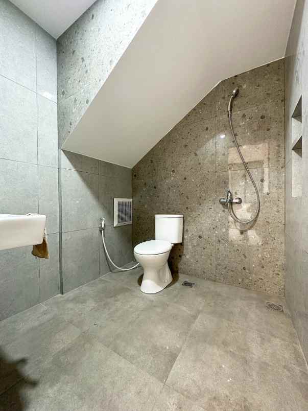 rumah neo klasik di jatibening bekasi 5 kamar