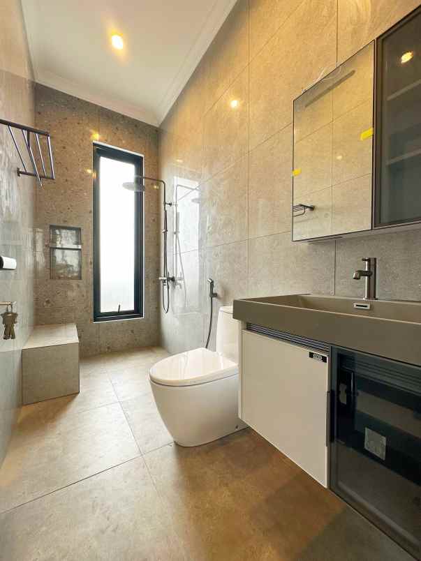 rumah neo klasik di jatibening bekasi 5 kamar