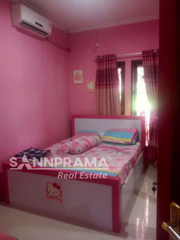 rumah pink 2 lantai dalam komplek puri depok mas fsl