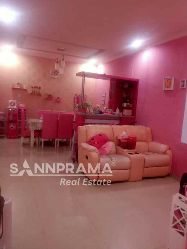 rumah pink 2 lantai dalam komplek puri depok mas fsl