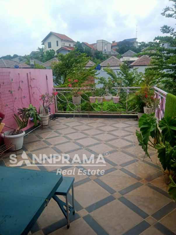 rumah pink 2 lantai dalam komplek puri depok mas fsl