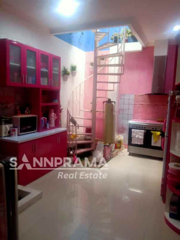 rumah pink 2 lantai dalam komplek puri depok mas fsl