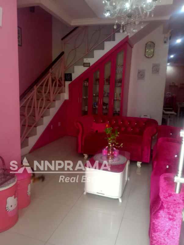 rumah pink 2 lantai dalam komplek puri depok mas fsl