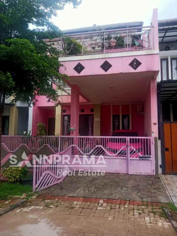 rumah pink 2 lantai dalam komplek puri depok mas fsl