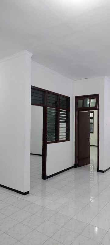 rumah simokerto baru renov siap huni luas 200 lebih