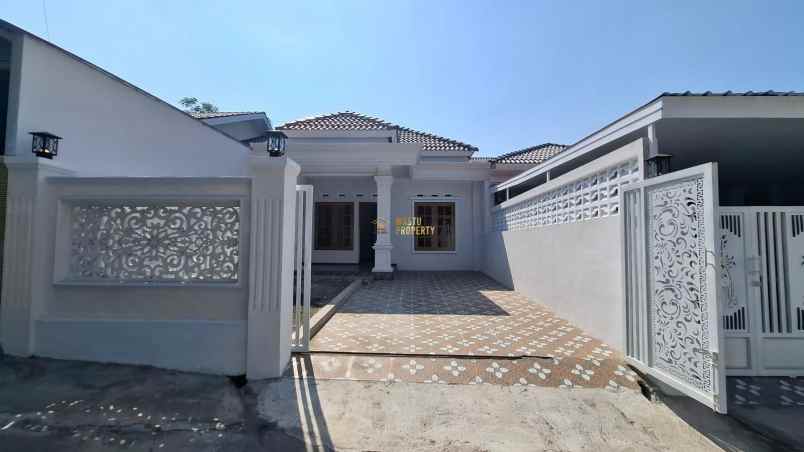 rumah sleman halaman luas akses mudah ke tol sekolah