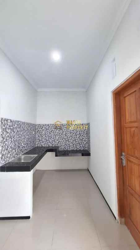 rumah sleman halaman luas akses mudah ke tol sekolah