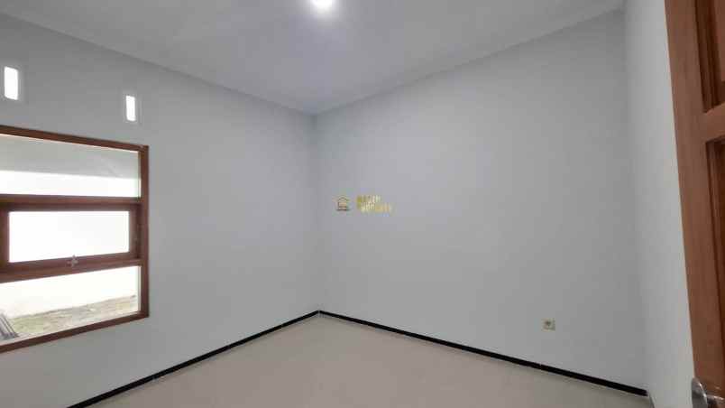 rumah sleman halaman luas akses mudah ke tol sekolah