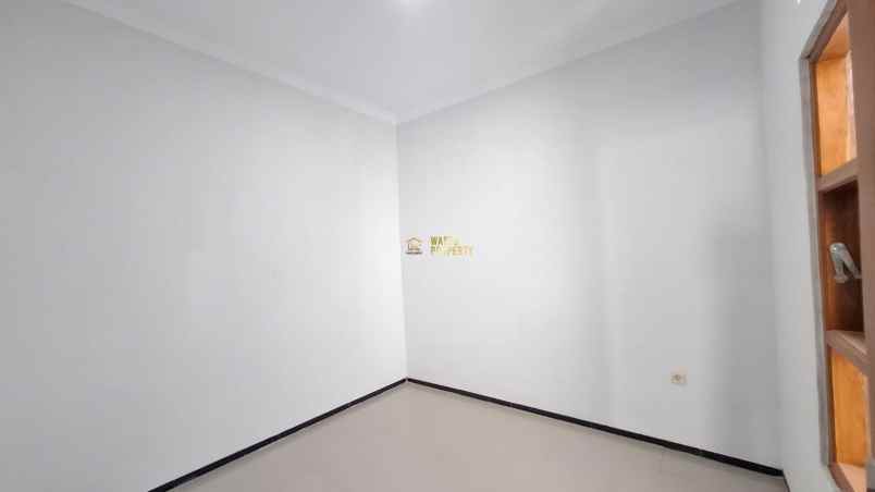 rumah sleman halaman luas akses mudah ke tol sekolah