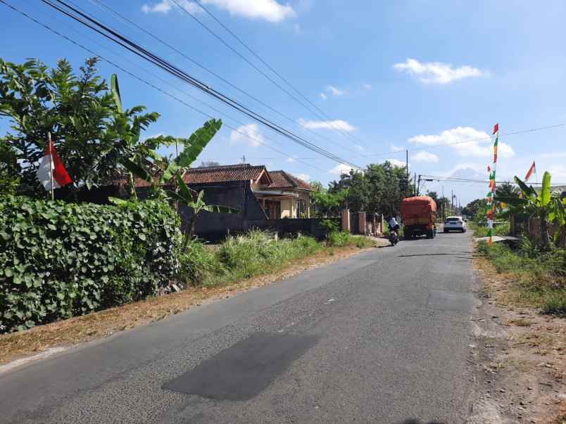 tanah tepi aspal belakang pasar gentan