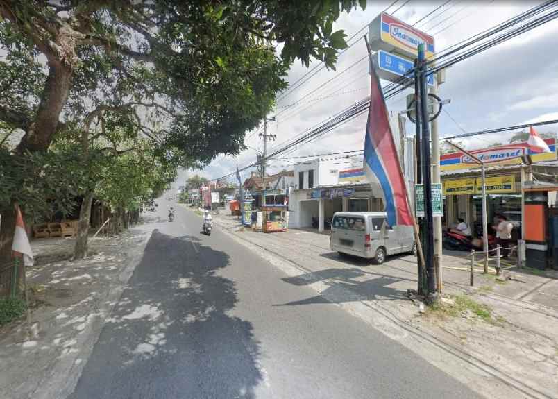 dekat tugu lilin bangunjiwo