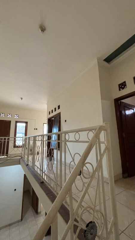 dijual cepat murah rumah 2 lantai madiun kota